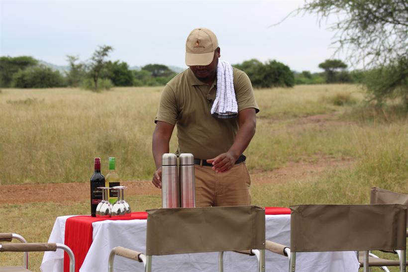 A Simulia guide preparing a bush breakfast